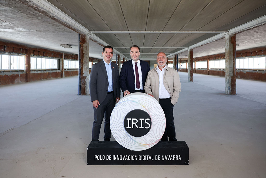 De izda a dcha: el consejero Irujo, el rector Gonzalo y el consejero Cigudosa, en el interior del edificio en obras que albergará el Polo. 