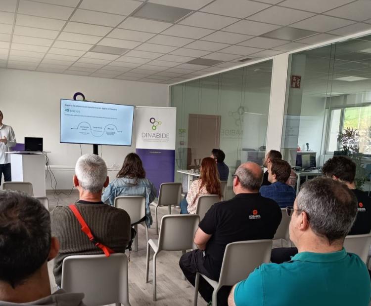 El coordinador del Polo IRIS Ion Arrizabalaga presentando el quipamiento