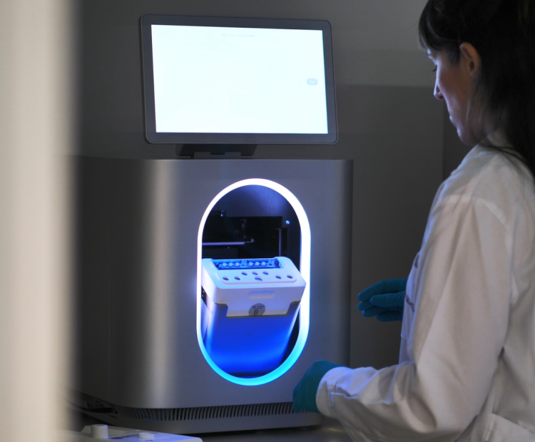 Equipamiento de última generación del Laboratorio de Biología Sintética del Polo IRIS para el análisis molecular y genómico de muestras biológicas.