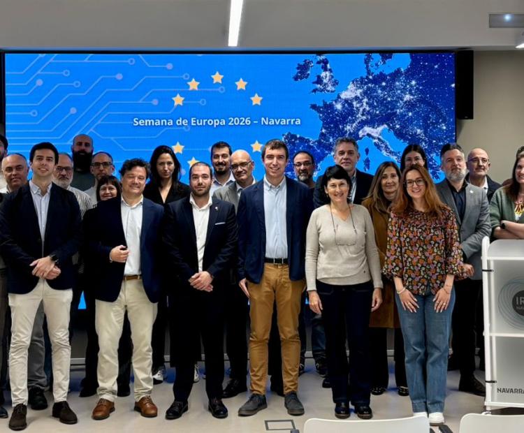 Foto de familia de los participantes y asistentes de la jornada.