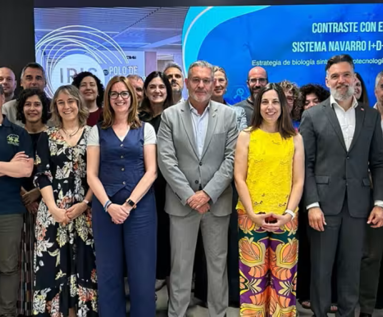 Juan Luis García y los agentes del Sistema Navarro de I+D+i (SINAI) del Plan Director de Biología Sintética y Biotecnología de IRIS Navarra