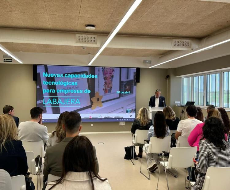 El consejero Juan Luis García, presentando la jornada de LABAJERA