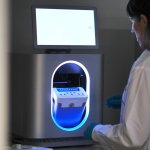 Equipamiento de última generación del Laboratorio de Biología Sintética del Polo IRIS para el análisis molecular y genómico de muestras biológicas.