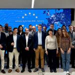 Foto de familia de los participantes y asistentes de la jornada.
